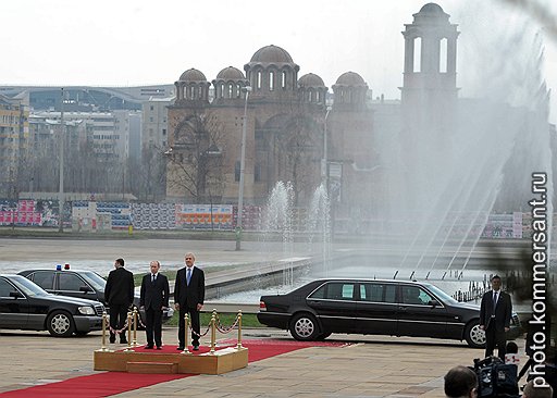 Председатель правительства России Владимир Путин (второй слева) и президент Сербии Борис Тадич (в центре) во время торжественной церемонии встречи на площади перед главным входом в Палату Сербии
