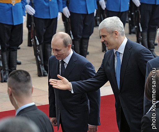 Председатель правительства России Владимир Путин (слева) и президент Сербии Борис Тадич (справа) во время торжественной церемонии встречи на площади перед главным входом в Палату Сербии