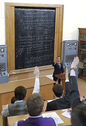 В МЭИ Дмитрий Медведев еще раз разрекламировал профессию инженера, а заодно попытался выяснить, чего не хватает будущим специалистам 