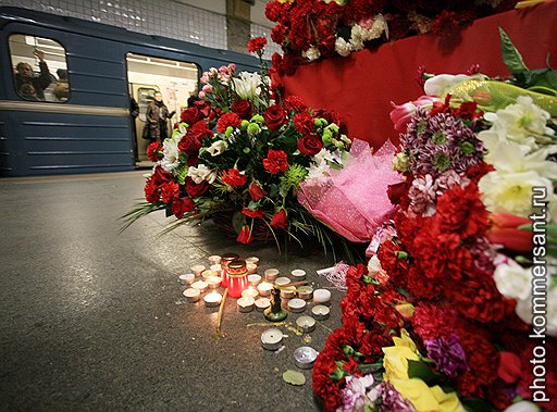 Вчера на станциях метро, где прогремели взрывы, поминали погибших