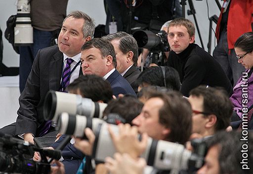 Полномочный представитель России при НАТО Дмитрий Рогозин (слева) и министр обороны России Анатолий Сердюков (второй слева)