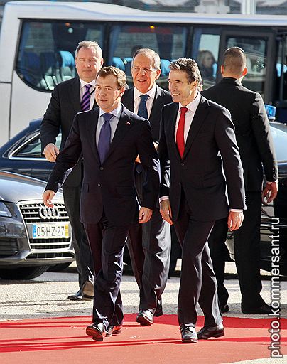 Слева направо: полномочный представитель России при НАТО Дмитрий Рогозин, президент России Дмитрий Медведев, министр иностранных дел России Сергей Лавров и генеральный секретарь НАТО Андерс Фог Расмуссен