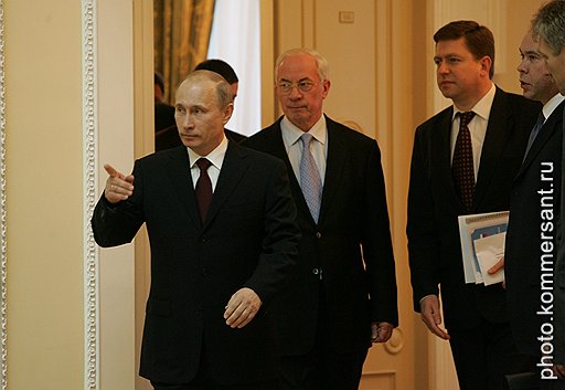 В отличие от Владимира Путина на вчерашней встрече украинский премьер Николай Азаров (в центре) был если и разговорчив, то как-то опечален, что ли