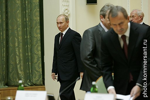 Председатель Правительства России Владимир Путин (в центре) и Премьер-министр Украины Николай Азаров (справа сзади)
