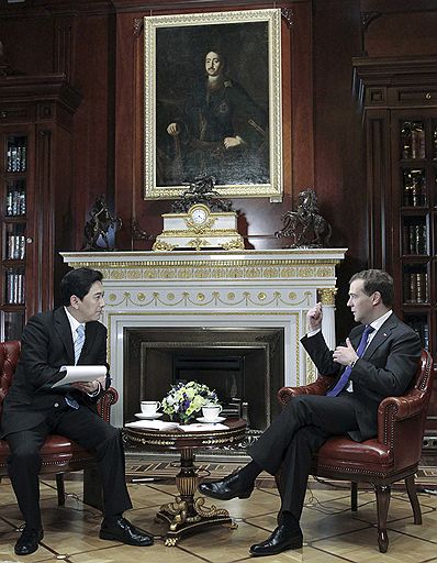 Президент России Дмитрий Медведев (справа) во время интервью китайскому телеканалу