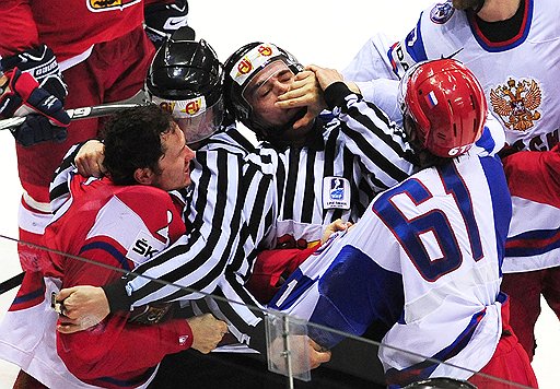Российские хоккеисты (в белых свитерах) преуспели в драках и силовой борьбе, но выиграть у чехов матч за бронзу это не помогло 