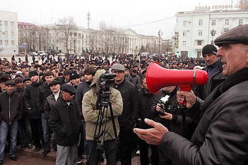 Митинг протеста с требованиями о недопустимости применения пыток к подозреваемым в покушении на убийство министра внутренних дел Дагестана Адильгерея Магомедтагирова