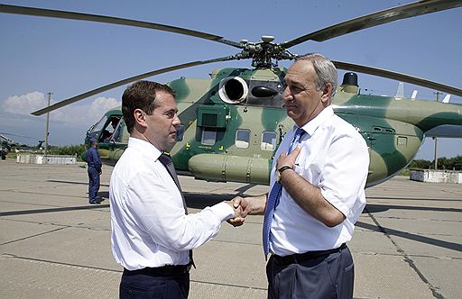 Президент Абхазии Сергей Багапш (справа) и президент России Дмитрий Медведев 