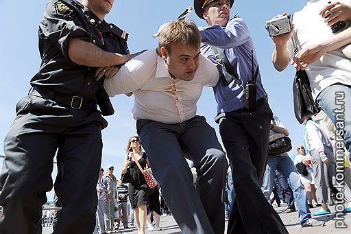 Задержание сотрудниками правоохранительных органов участника несанкционированного гей-парада на Манежной площади