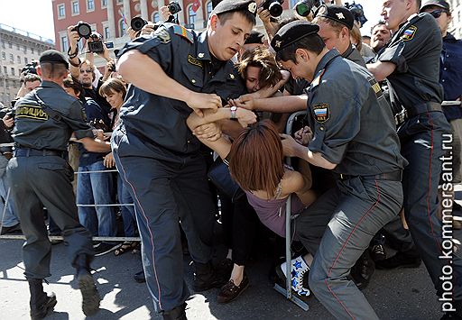 Задержание сотрудниками правоохранительных органов участников несанкционированного гей-парада на Тверской площади