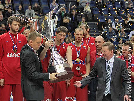 Главы двух российских баскетбольных лиг — Андрей Ватутин (на переднем плане — слева) и Сергей Иванов (справа) — близки к тому, чтобы договориться о проведении единого чемпионата