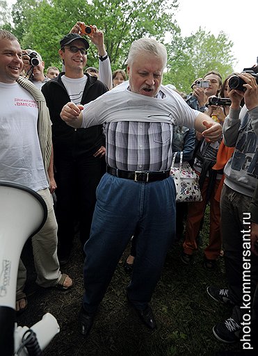 Лидер партии &amp;quot;Справедливая Россия&amp;quot; Сергей Миронов (в центре) на Первом открытом форуме гражданских активистов на природе &amp;quot;Антиселигер&amp;quot; в Химкинском лесу