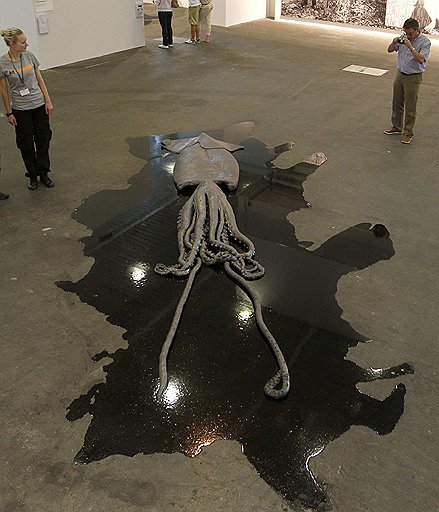 Работа &amp;quot;Без названия&amp;quot; 2010 года перуанского художника Дэвида Зинк Йи далеко не самое экзотичное произведение на ярмарке Art Basel