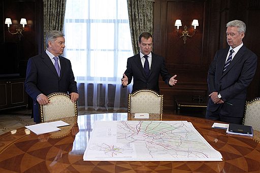 Мэр Москвы Сергей Собянин (слева) и губернатор Подмосковья Борис Громов (справа) показали Дмитрию Медведеву карту с новыми границами Москвы и области