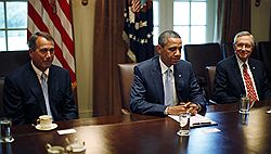 Президент США Барак Обама (в центре)