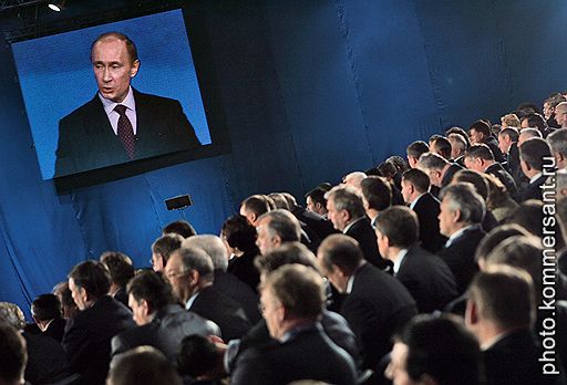 Председатель правительства России Владимир Путин (на экране) во время выступления на XI cъезде партии &amp;quot;Единая Россия&amp;quot;