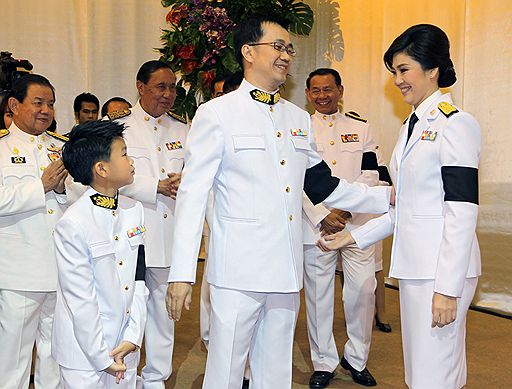 Новый премьер-министр Тайланда Йинглак Чинават (справа)