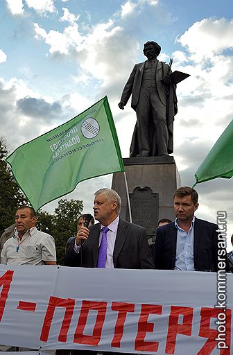 Председатель Межрегионального профсоюза водителей профессионалов Александр Котов (слева) и лидер партии &amp;quot;Справедливая Россия&amp;quot; Сергей Миронов (в центре)