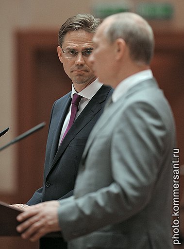 Премьер–министр Финляндии Юрки Катайнен (слева) и председатель правительства России Владимир Путин (справа) на совместной пресс-конференции по итогам переговоров