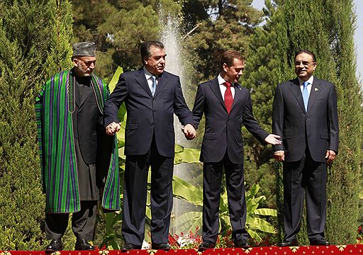 Президент Афганистана Хамид Карзай, президент Таджикистана Эмомали Рахмон, президент России Дмитрий Медведев и президент Пакистана Асиф Али Зардари