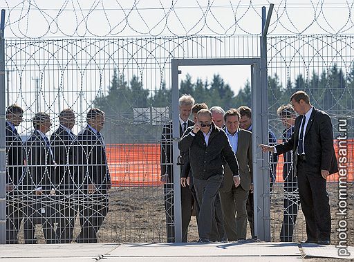 Председатель правительства России Владимир Путин (в центре) и бывший канцлер ФРГ Герхард Шредер (четвертый справа) во время посещения газокомпрессорной станции &amp;quot;Портовая&amp;quot;