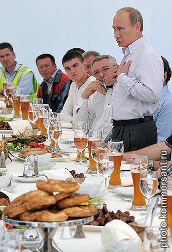 Председатель правительства России Владимир Путин (справа) во время торжественной церемонии заполнения трубопровода &amp;quot;Северный поток&amp;quot; технологическим газом