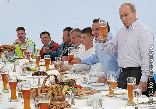 Бывший канцлер ФРГ Герхард Шредер (второй справа) и председатель правительства России Владимир Путин (справа) во время торжественной церемонии заполнения трубопровода &amp;quot;Северный поток&amp;quot; технологическим газом