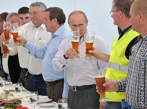 Бывший канцлер ФРГ Герхард Шредер (в центре) и председатель правительства России Владимир Путин (третий справа) во время торжественной церемонии заполнения трубопровода &amp;quot;Северный поток&amp;quot; технологическим газом