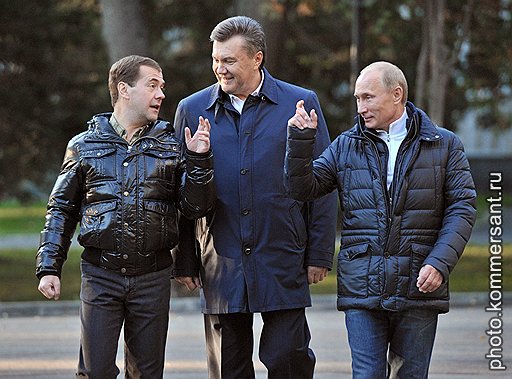 Слева направо: президент России Дмитрий Медведев, президент Украины Виктор Янукович и председатель правительства России Владимир Путин