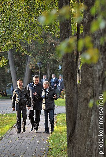 Слева направо: президент России Дмитрий Медведев, президент Украины Виктор Янукович и председатель правительства России Владимир Путин