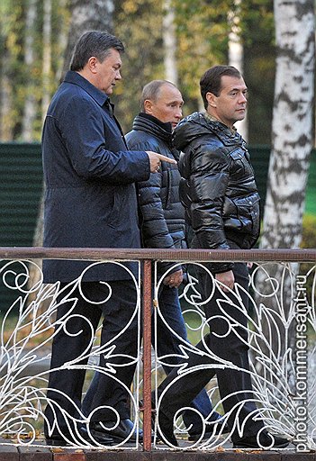 Слева направо: президент Украины Виктор Янукович, председатель правительства России Владимир Путин и президент России Дмитрий Медведев