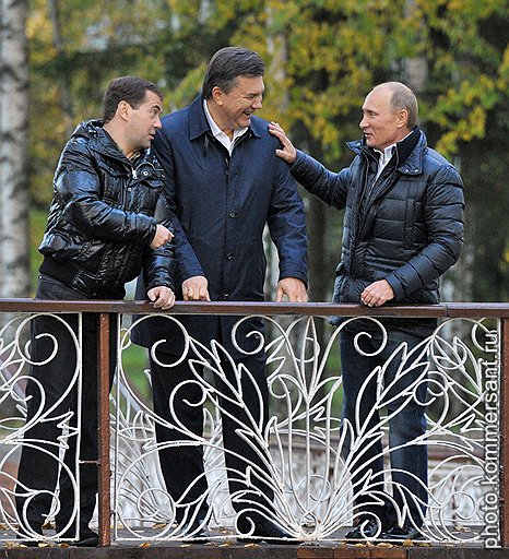 Владимир Путин и Дмитрий Медведев решили отказаться от затеи затянуть Виктора Януковича в
Таможенный союз, но все же намерены вытянуть из него контроль над украинской ГТС