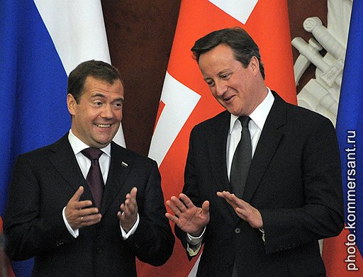 Президент России Дмитрий Медведев (слева) и премьер-министр Соединенного Королевства Великобритании и Северной Ирландии Дэвид Кэмерон (справа)