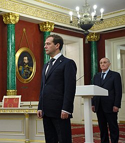Президент России Дмитрий Медведев (слева) и президент республики Абхазии Александр Анкваб (справа) во время встречи в Кремле