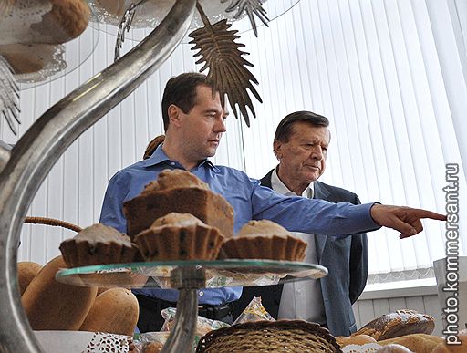 Президент России Дмитрий Медведев (в центре) и первый заместитель председателя Правительства России Виктор Зубков (справа) 