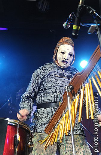 Одетый в костюм химзащиты перкуссионист Death In June дополнял тихие песни группы вибрацией железа