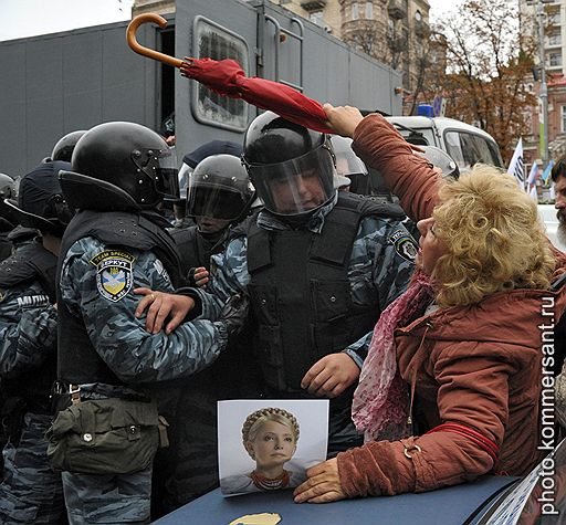 Пока в суде Юлия Тимошенко выражала свое отношение к приговору, ее сторонники пытались противостоять спецназу