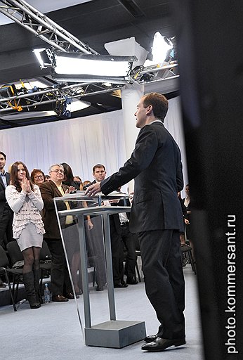 Президент России Дмитрий Медведев (справа) на встрече со сторонниками в центре &amp;quot;Digital October&amp;quot;