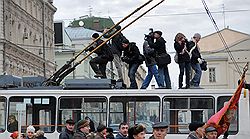 Шествие, посвященное годовщине Октябрьской революции, прошло по улице Тверской к памятнику Карлу Марксу на Театральной площади. Фотографы во время шествия