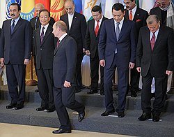 Саммит ШОС. В первом ряду слева направо: премьер-министр Казахстана Карим Масимов, премьер Госсовета КНР Вань Цзябао, председатель Правительства России Владимир Путин, исполняющий обязанности премьера Киргизии, Омурбек Бабанов и премьер-министр Таджикистана Акил Акилов на официальном фотографировании глав правительств государств-членов ШОС, государств-наблюдателей и гостей в Константиновском дворце 