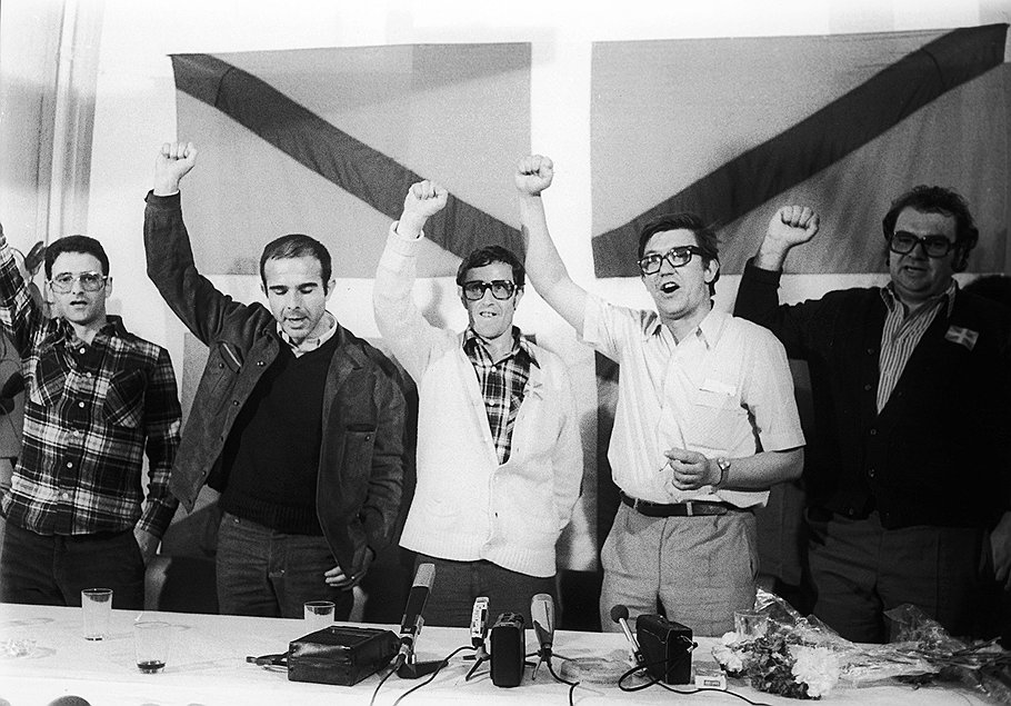 Эдуардо Уриарте (на фото 1977 года — второй справа) был одним из шести боевиков ЕТА, приговоренных к смерти, но впоследствии амнистированных 
