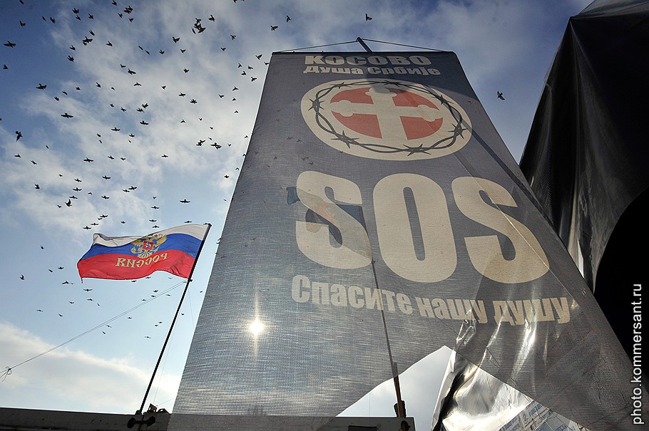 Над баррикадами косовские сербы поднимают российские флаги, и лозунги их тоже на русском