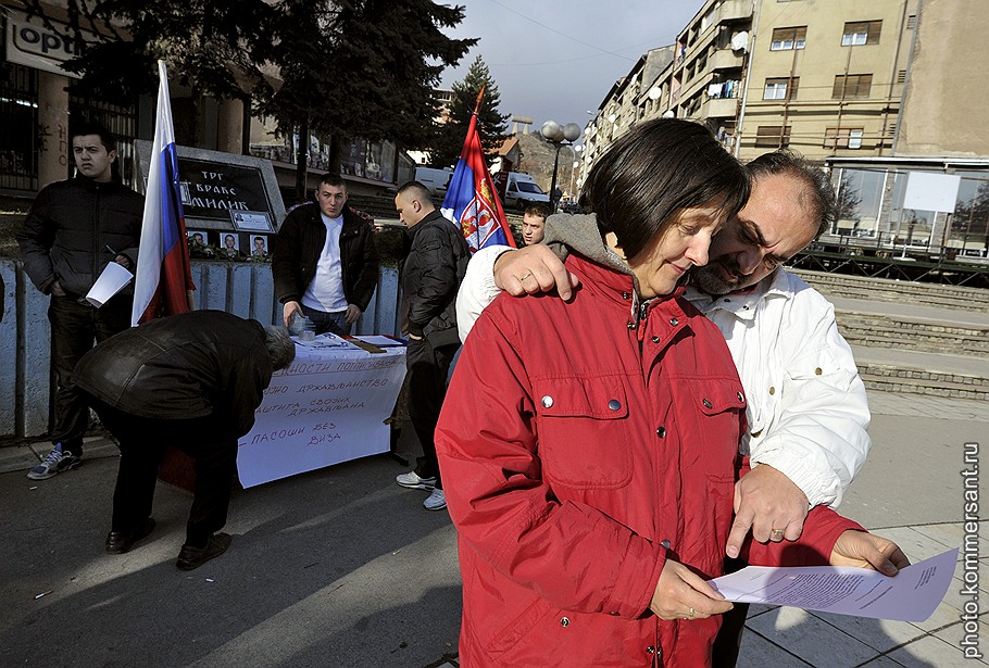Сербия, Косово. Сбор подписей за принятие российского гражданства на улице города