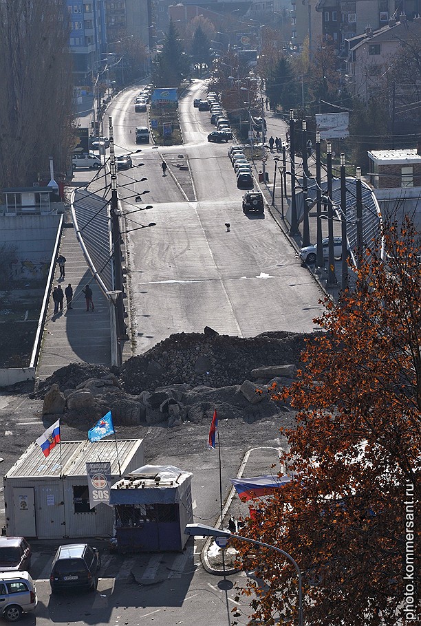 Мост через реку Ибар в Косовска-Митровице разделяет город на две части — сербскую и албанскую. Теперь его разделяют еще и возведенные с сербской стороны баррикады
