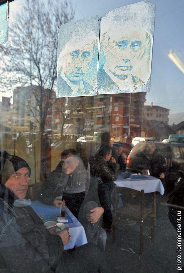 Сербия, Косово. Портрет председателя правительства России Владимира Путина на входной двери в кафе