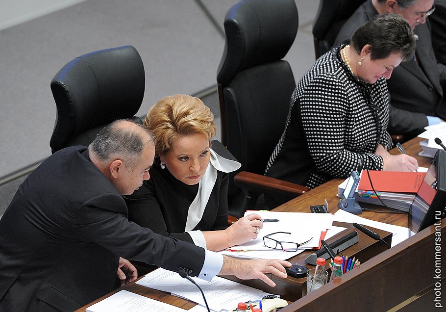 Председатель Совета Федерации России Валентина Матвиенко (вторая слева) и ее заместители Ильяс Умаханов (слева) и Светлана Орлонва (вторая справа) на заседании Совета Федерации
