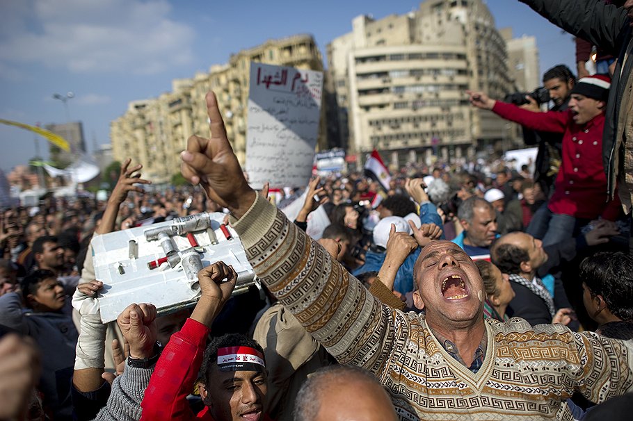 Первый этап парламентских  выборов в Египте завершился безоговорочным триумфом исламистов и грозит привести к радикализации страны победившей революции 