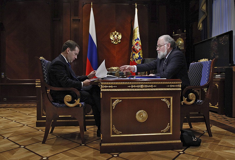 Президент России Дмитрий Медведев и председатель Центризбиркома (ЦИК) Владимир Чуров