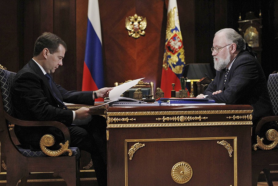 Президент России Дмитрий Медведев и председатель Центризбиркома (ЦИК) Владимир Чуров