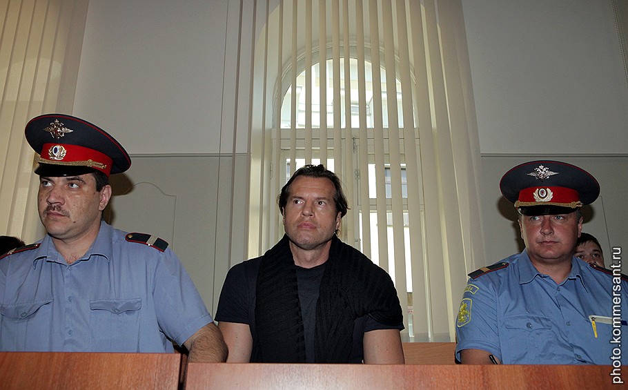 Заместитель начальника департамента здравоохранения Москвы Сергей Волков (в центре), обвиняемый в превышении должностных полномочий, во время рассмотрения его дела в Басманном районном суде